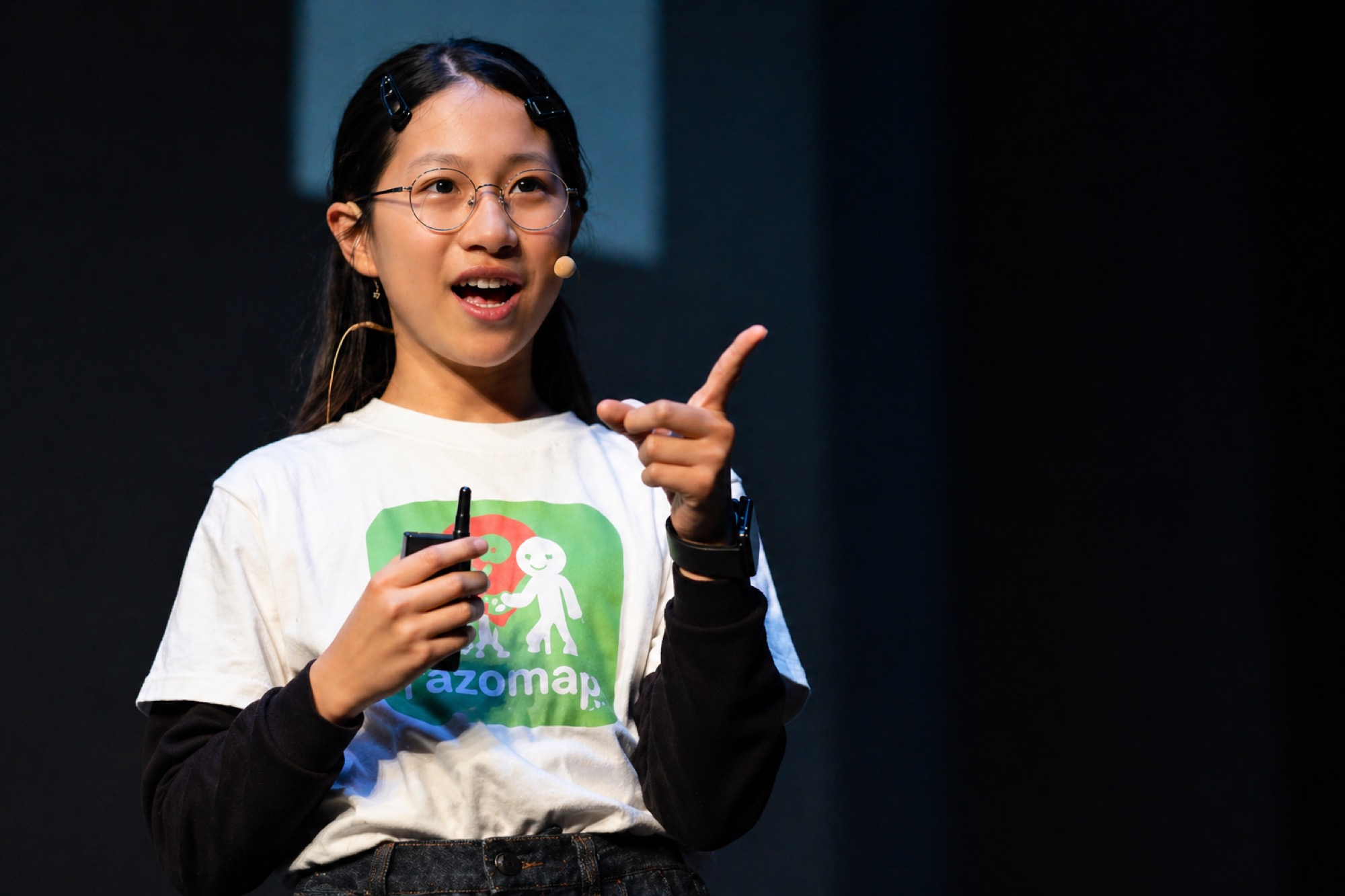 Tech Kids Grand Prixのステージで作品を発表するファイナリスト