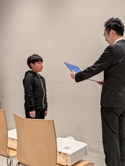 細江悠太さんの表彰の様子