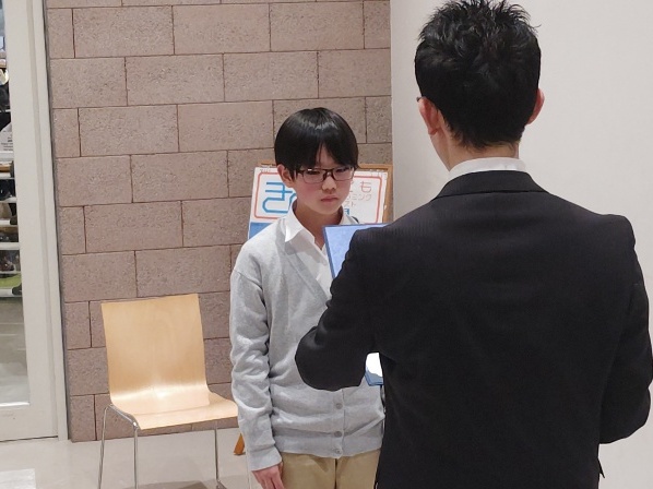 山口ヒカルさんの表彰の様子